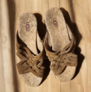 NWOT UGG Womens Lilah Wedge Chestnut Brown Suede Cork Strap Sandals Size 9